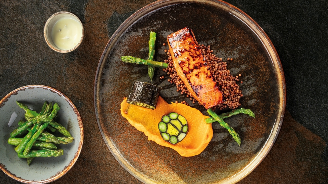 Łosoś/ rolada ze szparagów i pora/ puree z marchewki / sos maślany / kasza sorgo